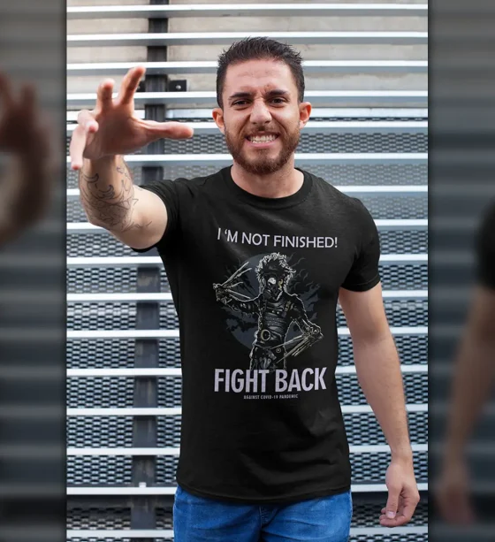 Fight Back against COVID-19 – Unisex Κοντομάνικο T-Shirt σε άνδρα μοντέλο