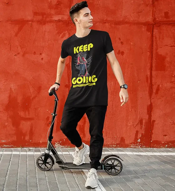 Gas Mask Rider – Unisex Κοντομάνικο T-Shirt σε άνδρα μοντέλο