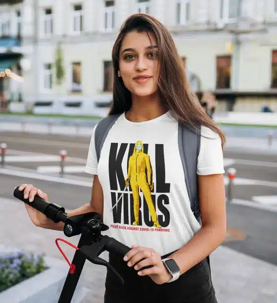 Kill Virus – Unisex Κοντομάνικο T-Shirt σε γυναίκα μοντέλο