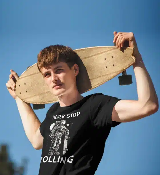 Never Stop Rolling! – Unisex Κοντομάνικο T-Shirt σε άνδρα μοντέλο